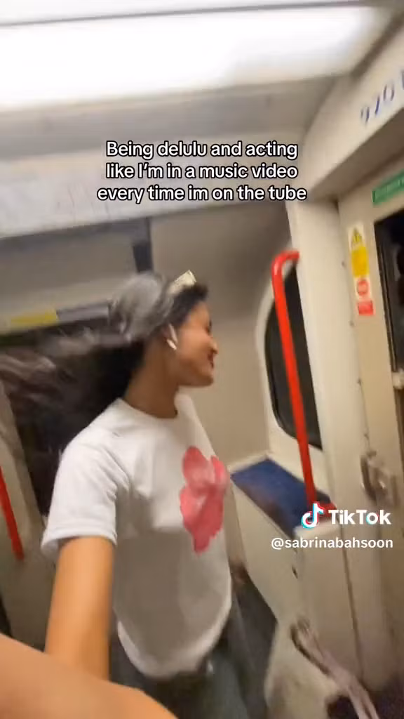 Lợi dụng góc máy siêu rộng cùng sức gió tại tàu điện ngầm, nữ TikToker tạo ra hiệu ứng thú vị.