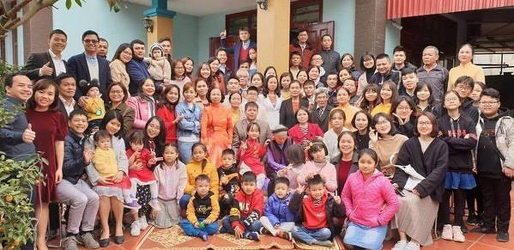 Trong ảnh, mọi người đã xếp hàng yên vị, còn chờ một số thành viên khác ở phía dưới tìm chỗ cho mình. Nhìn qua cũng thấy số lượng con cháu khoảng hơn 100 người. Dù đông đúc là vậy nhưng phía dưới bình luận, chủ video tiết lộ thêm phải thiếu khoảng 40 người nữa mới đủ thành viên.