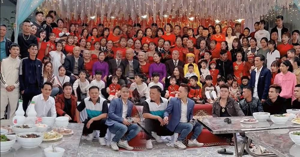 Cách đây chưa lâu, TikToker B. đã chia sẻ video ngắn ghi lại hình ảnh con cháu quây quần bên cụ bà nhân dịp quan trọng. Đoạn video được đính kèm bởi dòng trạng thái: “Ngoại nhìn xem, con cháu của ngoại giờ thành con đàn cháu đống rồi. Mong sao ngoại mãi bên các con các cháu”.