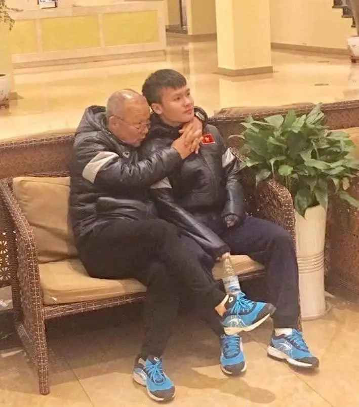 HLV Park Hang Seo luôn được ví như người cha thứ hai của các tuyển thủ Việt Nam.