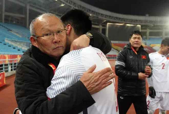 Vượt qua khoảng cách thầy trò, HLV Park Hang Seo và những cậu học trò cưng của mình như gia đình. Như người cha chia sẻ với những đứa con trong nhà.