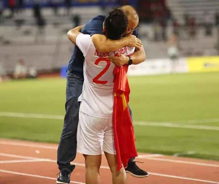 Những hình ảnh ăn mừng, ôm hôn các học trò sau từng trận đấu của HLV Park Hang Seo trở thành thương hiệu của người đàn ông đến từ Hàn Quốc này.