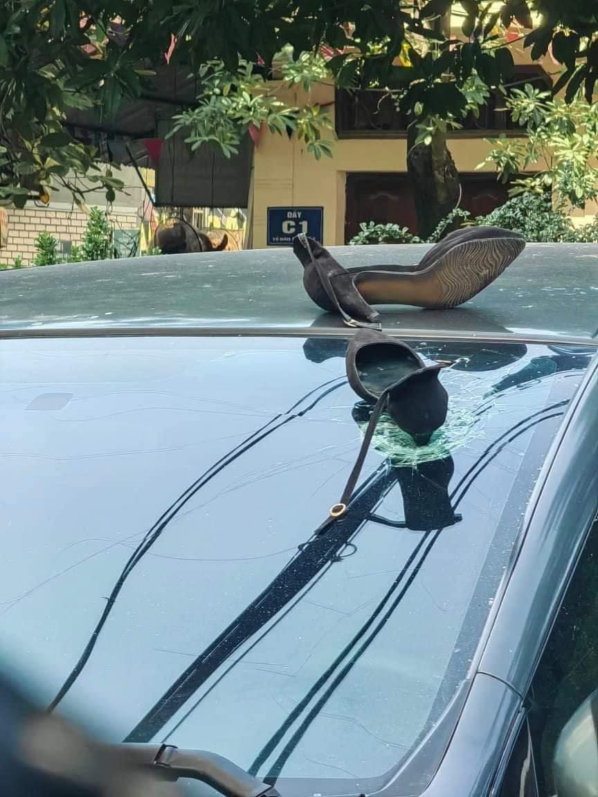 Theo đó, vì muốn chọn nơi mát mẻ để đậu xe, tài xế này đã đậu xe dưới sân chung cư rồi đi công việc. Nào ngờ khi quay lại, người này chỉ biết ngậm ngùi nhìn kính xe vỡ nát vì... đôi guốc.