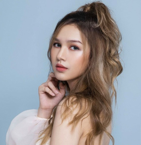 Trước khi được biết đến là vợ của Xemesis, Xoài Non từng nổi tiếng với vai trò người mẫu, diễn viên đóng MV...