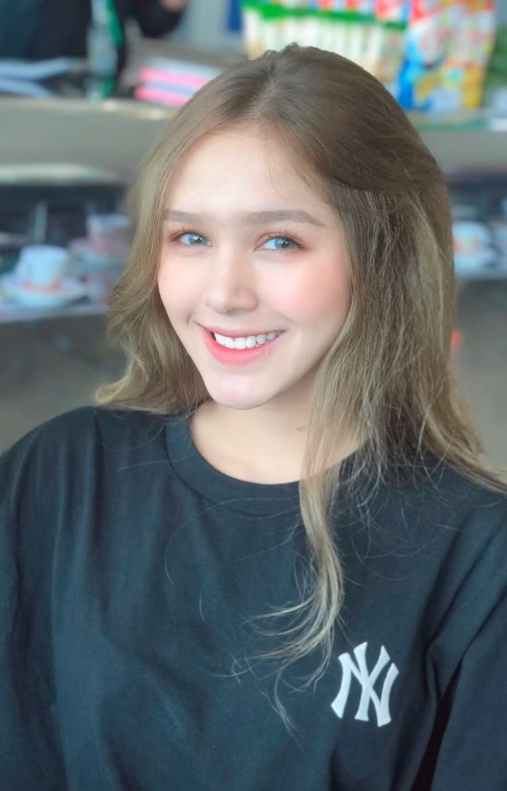 Bên cạnh đó, Xoài Non cũng phân trần về chuyện không nấu cơm cho chồng mà suốt ngày order đồ ăn ngoài: "Thật ra Xoài với Hiếu (tên thật của Xemesis) toàn ăn đồ giảm cân không thôi. Xoài nấu được nhưng mà Hiếu thích đổi món mỗi ngày + nước sốt của đồ ăn bên ngoài mình không biết làm...