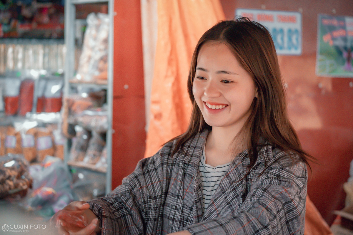 Vàng Thị Sinh cho biết, sau khi nổi tiếng bất ngờ trên mạng, đến nay có nhiều du khách tới gian hàng của gia đình cô chụp ảnh kỷ niệm chung và mua sắm, điều này khiến cô rất vui và cảm ơn mọi người.