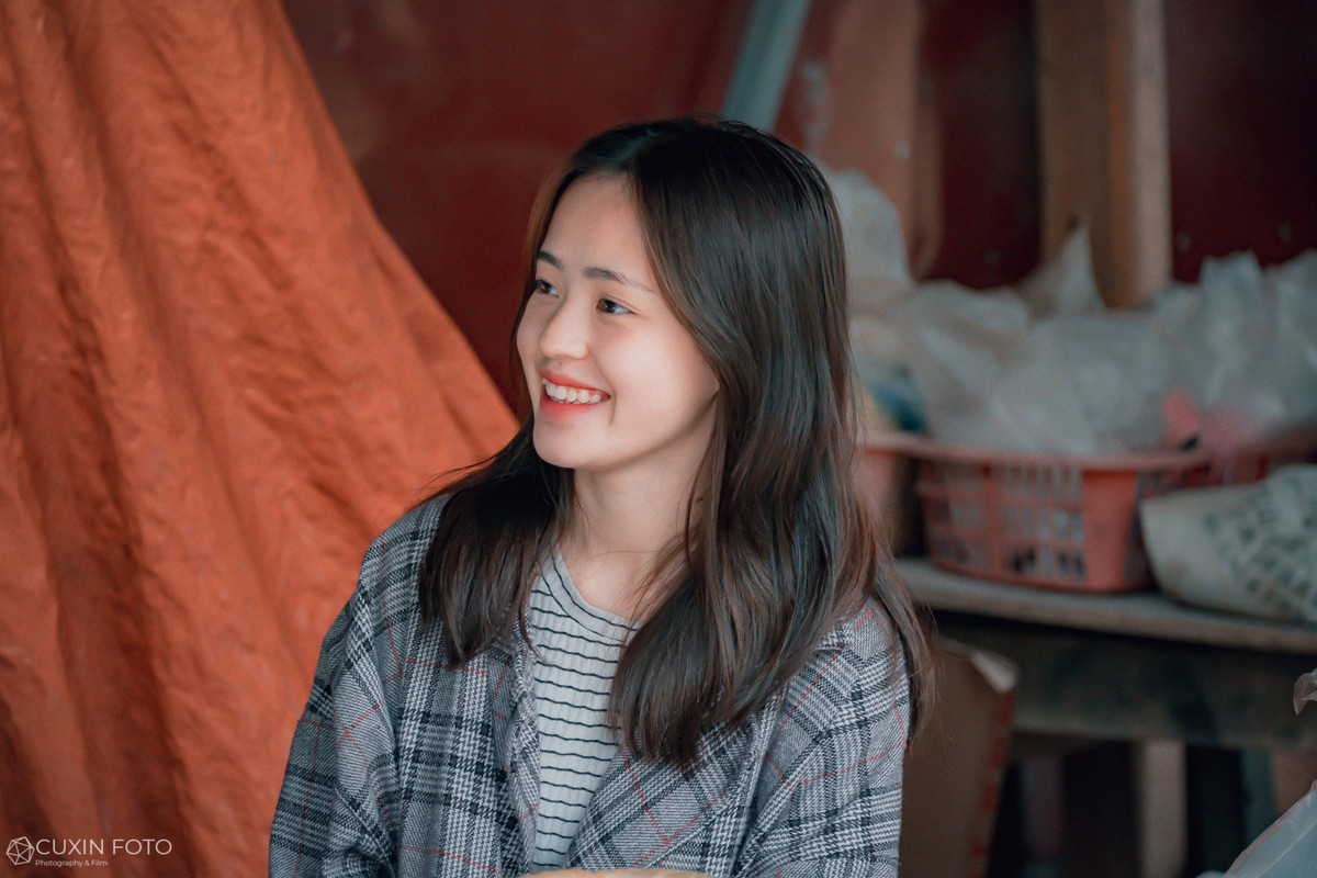 Phần lớn đều bình luận khen Vàng Thị Sinh có vẻ đẹp mộc mạc, những người đã gặp đều nói cô thuyết minh rất cuốn hút.