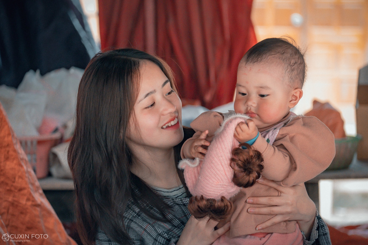 Những bức ảnh về em gái bán lê Hà Giang được anh Quý thực hiện khi tham quan ở Dinh thự họ Vương (Dinh Vua Mèo) vào tháng 4.