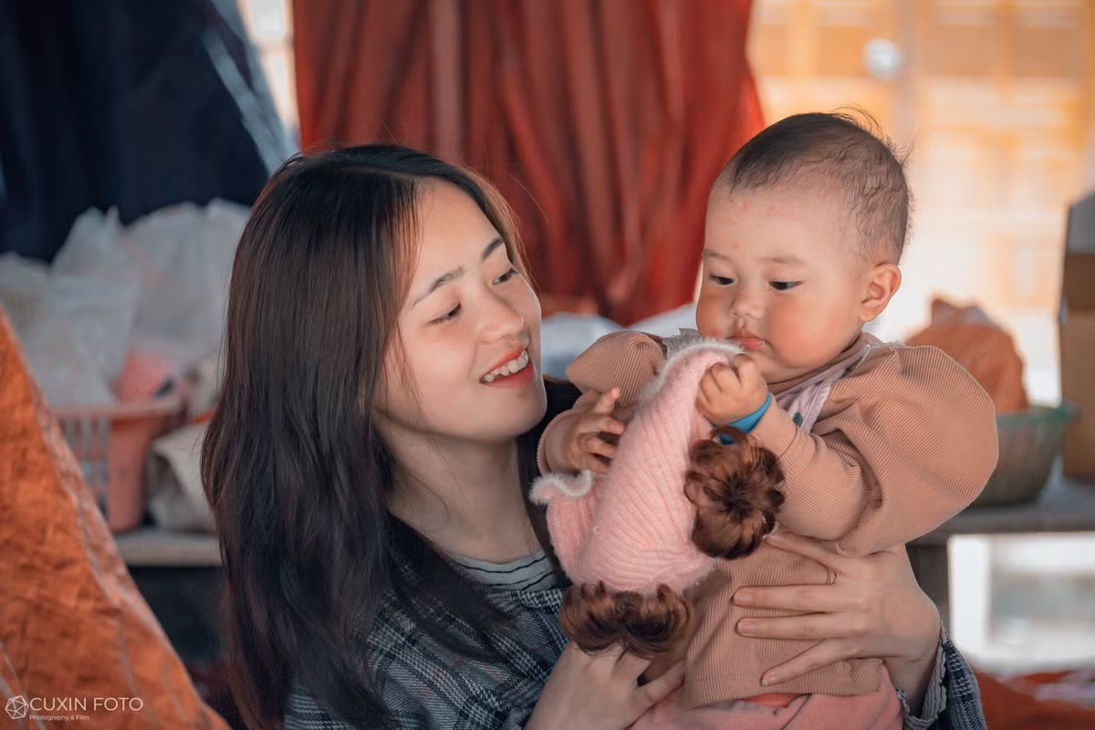 Những bức ảnh về em gái bán lê Hà Giang được anh Quý thực hiện khi tham quan ở Dinh thự họ Vương (Dinh Vua Mèo) vào tháng 4.