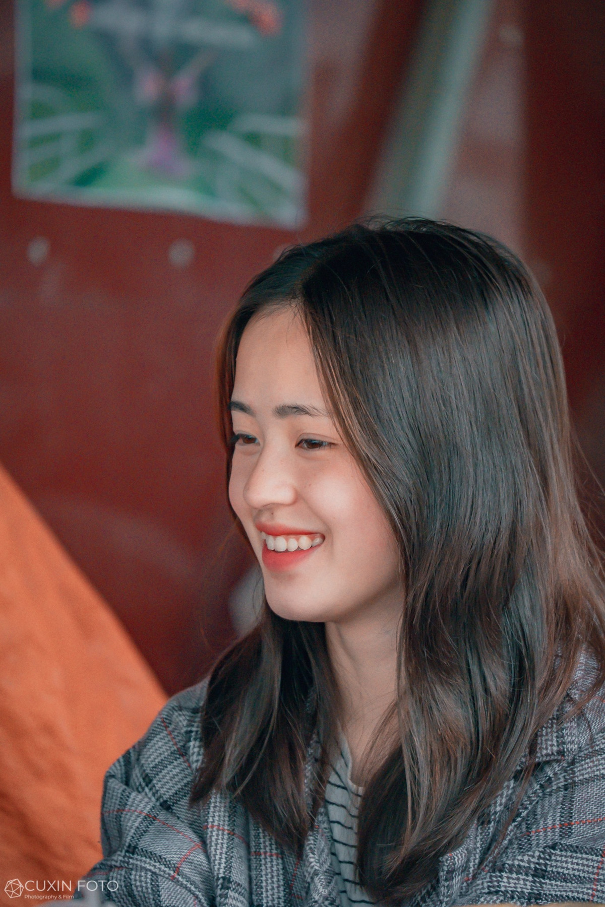 Vàng Thị Sinh cho biết vừa kết thúc kỳ thi tốt nghiệp trung học phổ thông và hiện nay vì dịch COVID-19 nên không có khách du lịch, cô đang tạm nghỉ ở nhà.