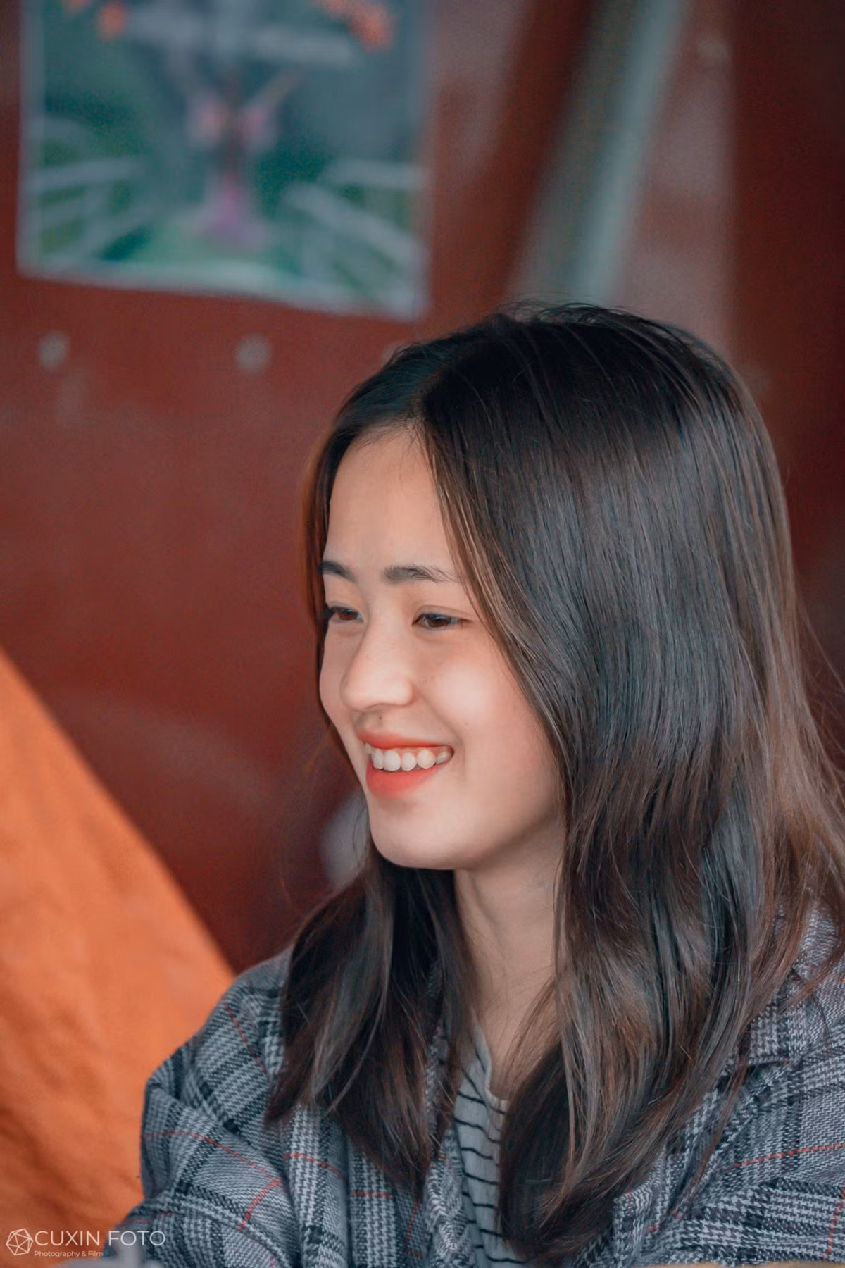 Vàng Thị Sinh cho biết vừa kết thúc kỳ thi tốt nghiệp trung học phổ thông và hiện nay vì dịch COVID-19 nên không có khách du lịch, cô đang tạm nghỉ ở nhà.