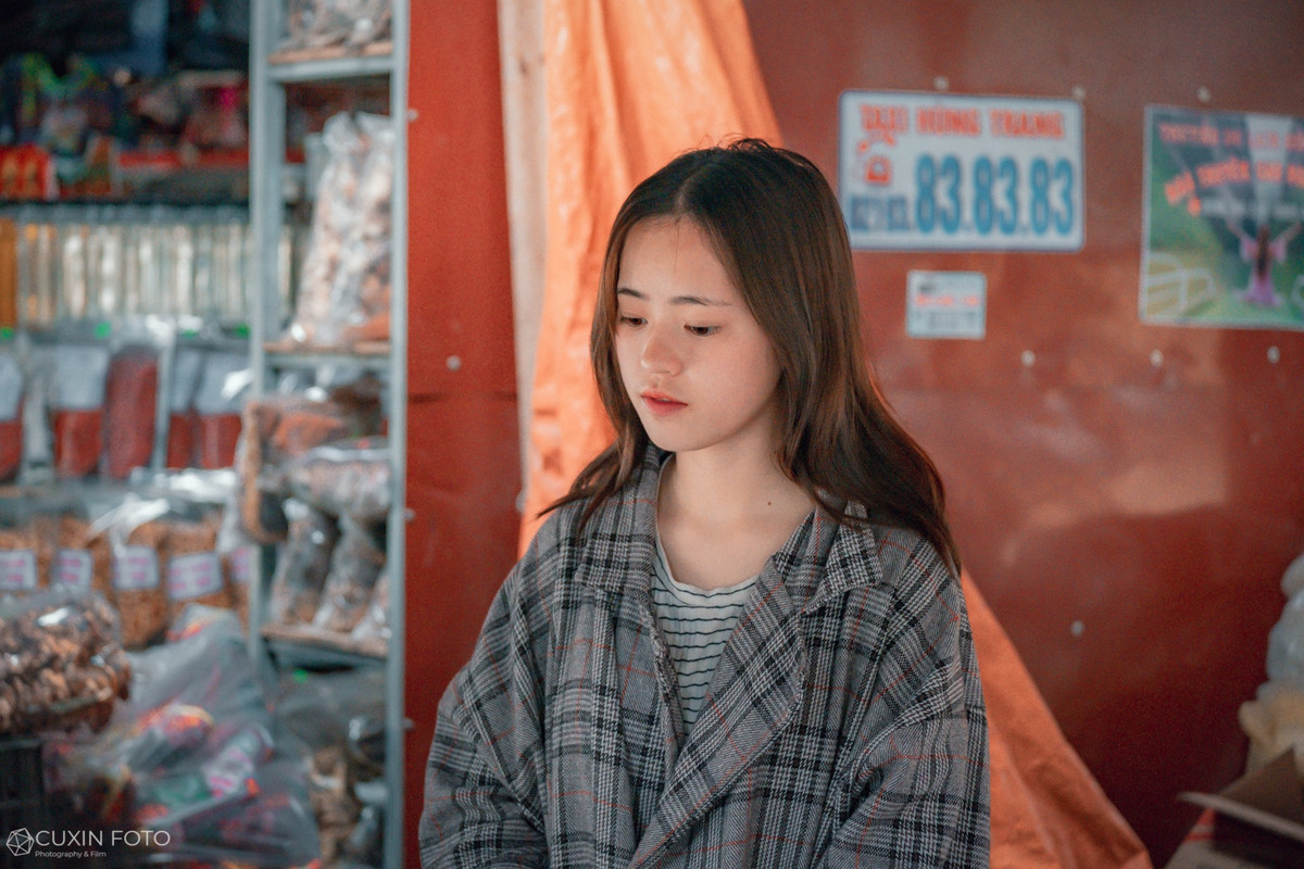 Trước đó, những ngày trong tuần Vàng Thị Sinh đi học, cuối tuần về phụ mẹ bán hàng trái cây, các loại hạt và làm hướng dẫn viên thuyết minh trong Dinh Vua Mèo.