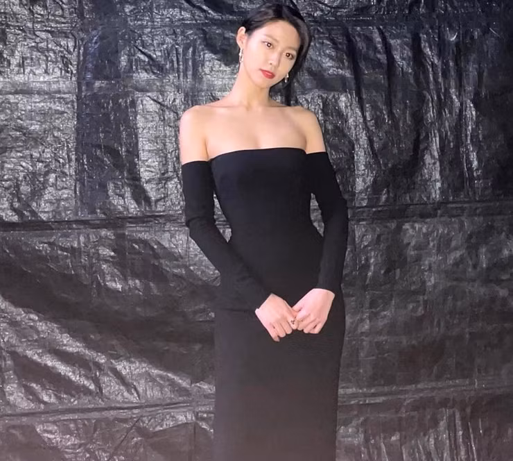 Đường nét thanh tú, dịu dàng của người đẹp Hàn Quốc này cũng trở thành tiêu chuẩn thẩm mỹ của nhiều cô gái tại Hàn Quốc.