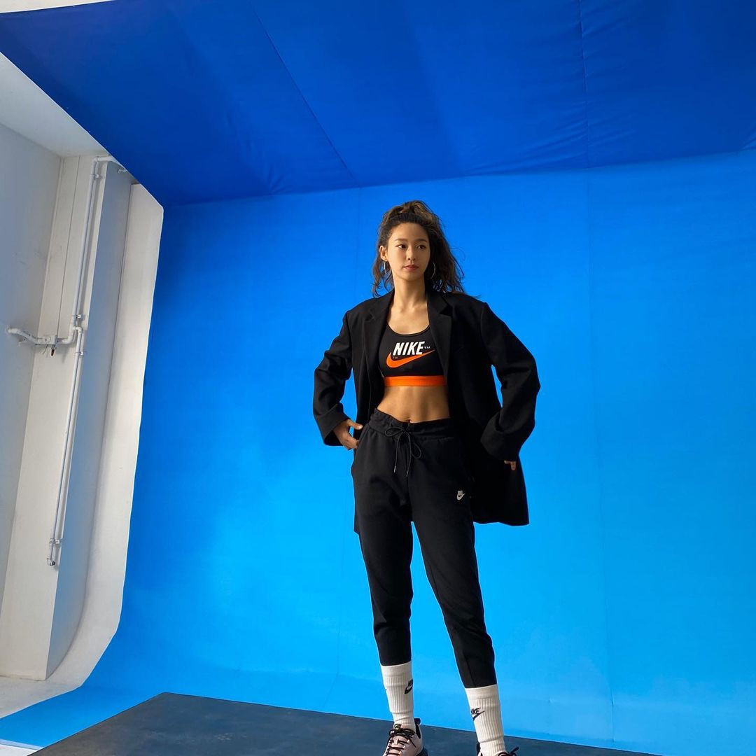 Gần đây, Seol Hyun gây chú ý khi đăng tải loạt ảnh khoe nhan sắc tươi trẻ cùng vóc dáng thon gọn ở tuổi U30.