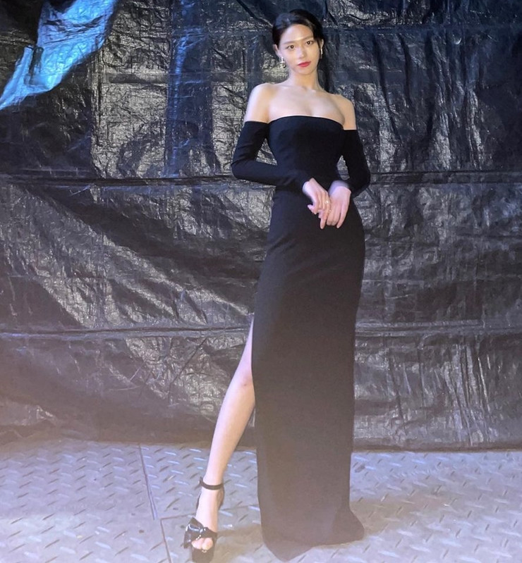 Nhờ thế mạnh ngoại hình, Seol Hyun trở thành một trong những gương mặt đắt show quảng cáo nhất nhì giới showbiz và thu hút gần 4 triệu fan trên nền tảng mạng xã hội Instagram.