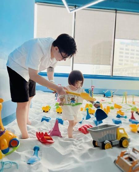 An Nguy (tên thật Nguỵ Thiên An), sinh năm 1987 được nhiều người biết đến là một trong những vlogger đời đầu. Cô ghi điểm nhờ ngoại hình trẻ trung, cá tính.