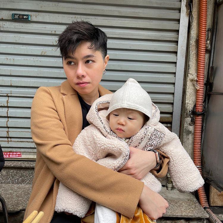 Từ sau khi có con, An Nguy trở thành "mẹ bỉm sữa" chính hiệu, thường xuyên làm clip chia sẻ về những vấn đề xoay quanh việc mang thai, nuôi dạy con cái.