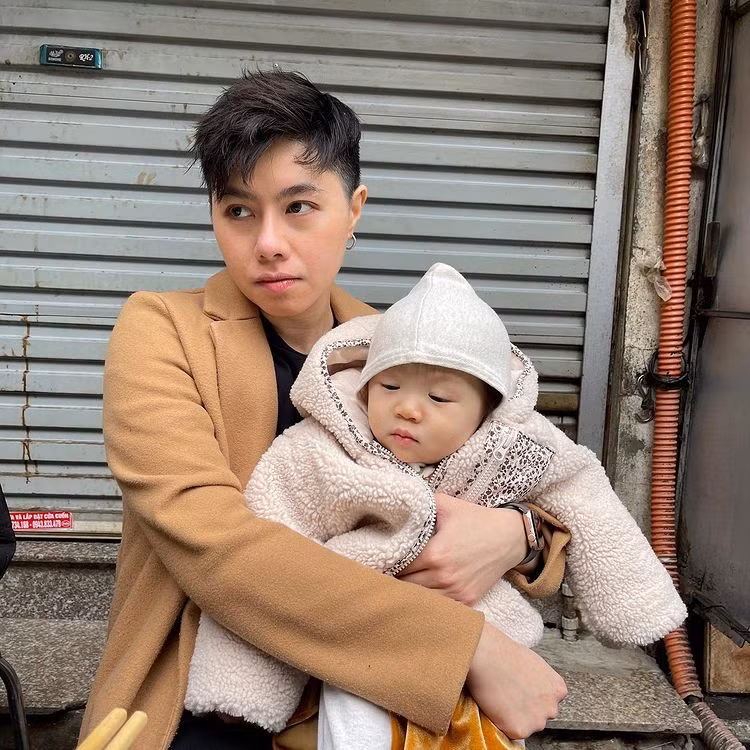 Từ sau khi có con, An Nguy trở thành "mẹ bỉm sữa" chính hiệu, thường xuyên làm clip chia sẻ về những vấn đề xoay quanh việc mang thai, nuôi dạy con cái.