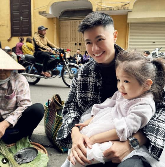 Biết ơn chuyến đi, hào hứng với những gì đang chờ đợi phía trước. Đây là những khởi đầu mới và những khả năng vô tận của năm 2024! Chia tay, 2023 và Hà Nội. Sẽ luôn giữ một vị trí đặc biệt trong trái tim". Người yêu đồng giới của An Nguy có viết.