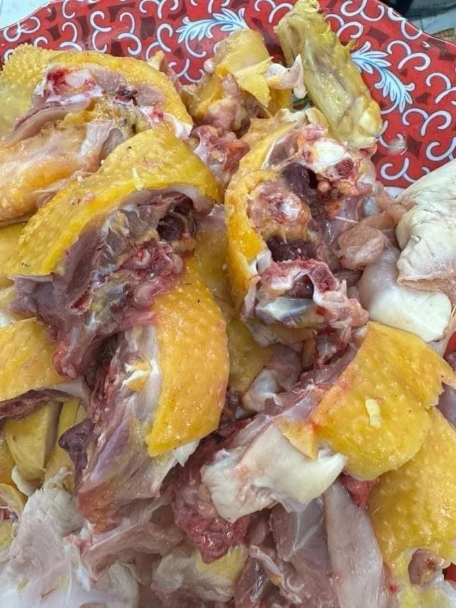 Hóa ra, con gà này được người bán nhúng sơ qua nước nghệ nên trông màu da gà vàng như đã luộc chín. Cô gái không để ý nên đã mua gà sống về cúng các cụ.