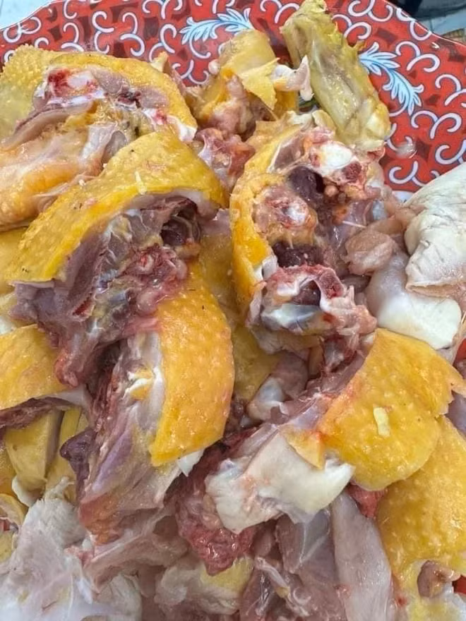 Hóa ra, con gà này được người bán nhúng sơ qua nước nghệ nên trông màu da gà vàng như đã luộc chín. Cô gái không để ý nên đã mua gà sống về cúng các cụ.