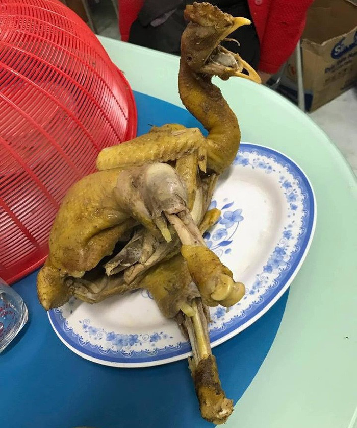 Thắp hương xong, cô gái bày mâm ra thì thấy gà bên trong còn sống nguyên và đã có nói lại với chủ quán nhưng đáp lại là sự tỉnh bơ và bảo cả chợ này ai chả luộc vậy.