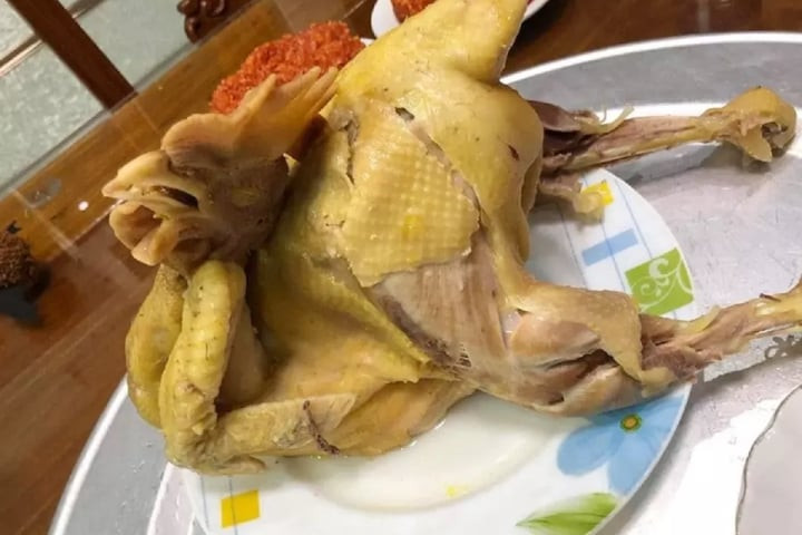 Nữ chính trong câu chuyện mua gà cúng còn sống nguyên trên cho biết thêm cô mua con gà 400.000 đồng, 3 đĩa xôi bé 90.000 đồng, 5 lạng giò 125.000 đồng. Tổng 615.000 đồng.