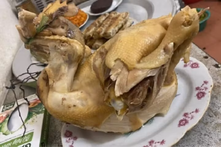 Chưa hết, chủ quán tính nhầm cho nữ chính là 515.000 đồng đến khi về nhà cô mới phát hiện ra nên lóc cóc lấy xe ra trả lại 100.000 đồng nhưng không được 1 lời cảm ơn.