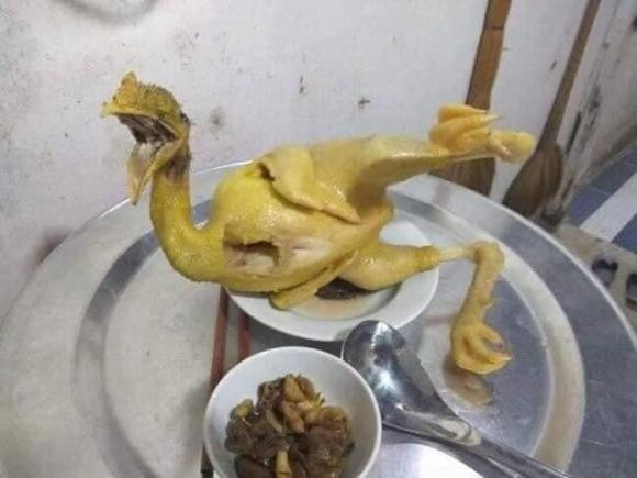 Cũng theo cô gái này, cô muốn chia sẻ câu chuyện "dở khóc dở cười" của bản thân để mọi người để ý hơn khi mua gà luộc, cần trao đổi và hỏi kỹ người bán xem tình trạng gà thế nào trước khi mua.