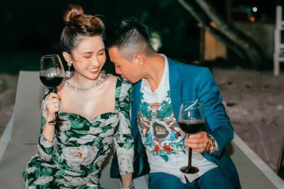 Dù đang ở nhà tránh dịch nhưng vợ chồng đại gia Minh Nhựa vẫn luôn biết cách thu hút người khác.