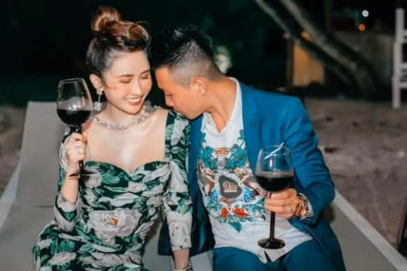 Dù đang ở nhà tránh dịch nhưng vợ chồng đại gia Minh Nhựa vẫn luôn biết cách thu hút người khác.