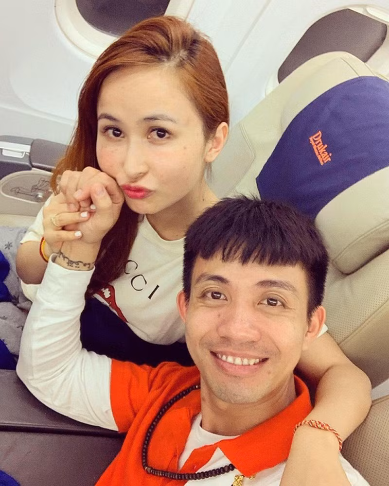 Cụ thể, vị đại gia ngành nhựa có viết: "Lên trần nhà luôn, sợ chưa Mina? Thêm một người nữa vẫn ổn nha mọi người. Chứ nhẹ quá nên đẩy lố luôn rồi".