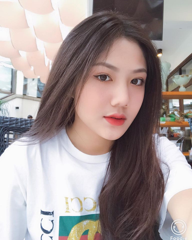 Hot girl 2002 này sở hữu nụ cười tỏa nắng, nhan sắc chuẩn “sinh ra là để trở thành nữ thần”, Triệu Vy ngày càng khiến CĐM thích thú hơn với những hình ảnh cá tính, trưởng thành và thu hút.