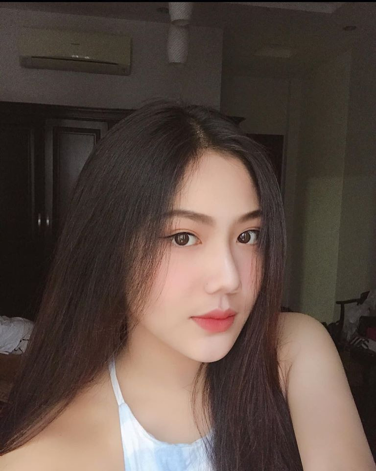 Nhờ vóc dáng lý tưởng, Triệu Vy có thể tự tin theo đuổi mọi phong cách mà mình muốn, dù rằng cô nàng trông vẫn xinh đẹp nhất trong tà áo dài trắng.