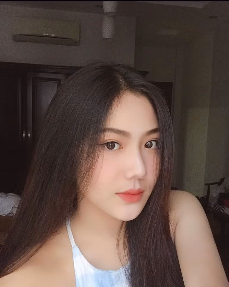 Nhờ vóc dáng lý tưởng, Triệu Vy có thể tự tin theo đuổi mọi phong cách mà mình muốn, dù rằng cô nàng trông vẫn xinh đẹp nhất trong tà áo dài trắng.