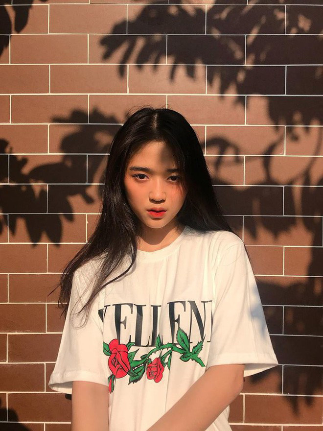 Tìm hiểu thêm về cuộc sống của Hoàng Yến nhiều người phát hiện ra rằng, cô nàng này chỉ được dùng điện thoại 1 ngày trong tuần do học trường nội trú, thế nhưng tương tác trên MXH của cô cứ tăng lên vèo vèo.