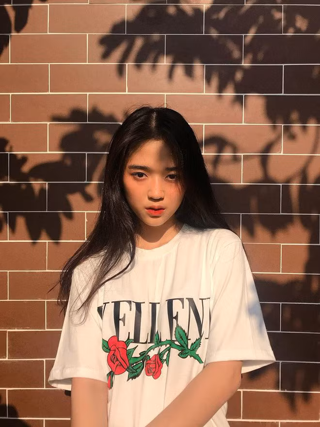 Tìm hiểu thêm về cuộc sống của Hoàng Yến nhiều người phát hiện ra rằng, cô nàng này chỉ được dùng điện thoại 1 ngày trong tuần do học trường nội trú, thế nhưng tương tác trên MXH của cô cứ tăng lên vèo vèo.