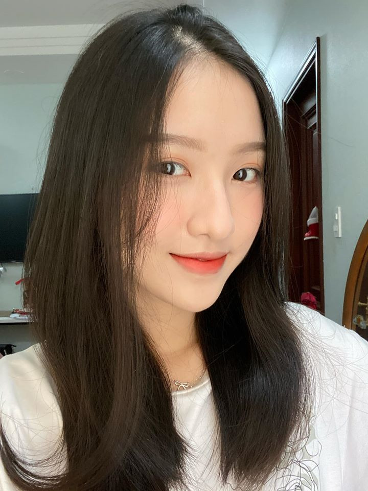 Phan Thị Việt Thương là gương mặt nổi tiếng qua hình ảnh trên các fanpage hot girl Hàn Quốc trong và ngoài nước, nữ sinh trường THPT Tây Thạnh, TP.HCM hiện đang làm mưa, làm gió trên MXH.