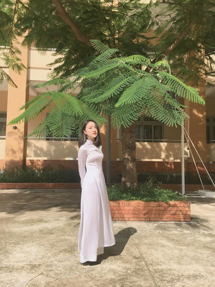 Qua các bức hình trên mạng, dễ dàng nhận thấy Thương chuộng phong cách nhẹ nhàng, dịu dàng, có chút nữ tính.