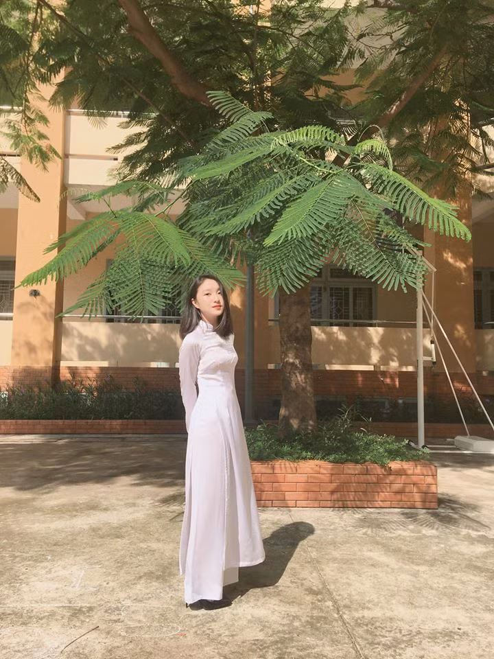 Qua các bức hình trên mạng, dễ dàng nhận thấy Thương chuộng phong cách nhẹ nhàng, dịu dàng, có chút nữ tính.