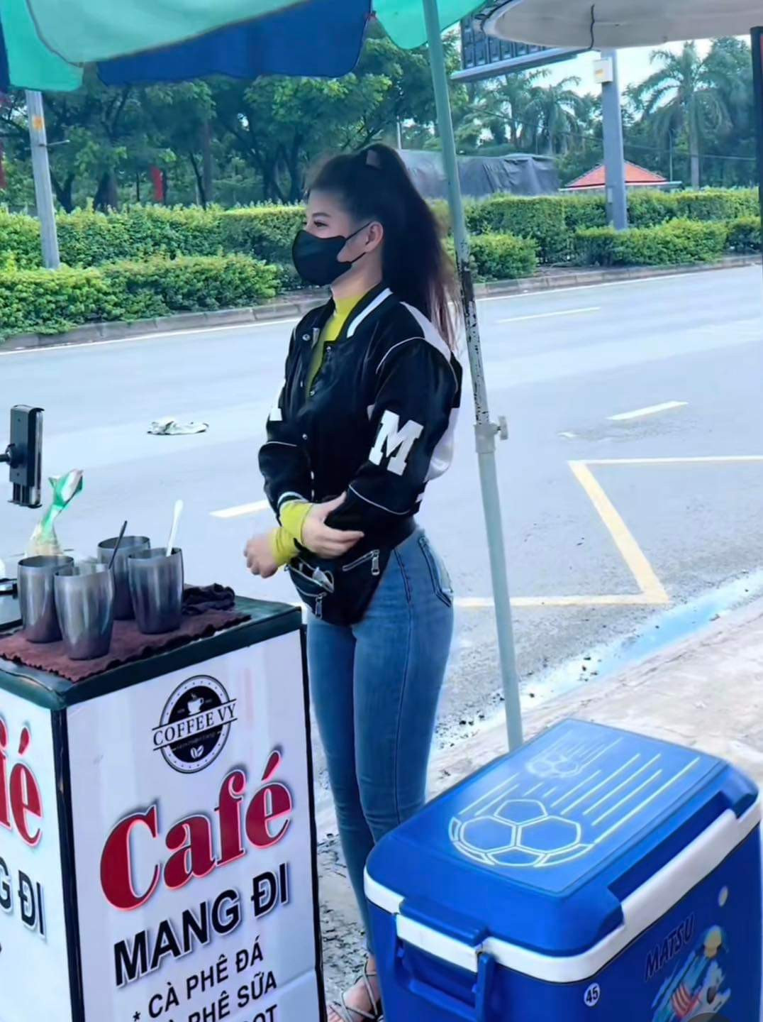 Cũng bởi vậy, đời thường cô chủ quán cafe thường xuyên trưng diện những bộ trang phục bó sát, khéo léo khoe đường cong cơ thể.