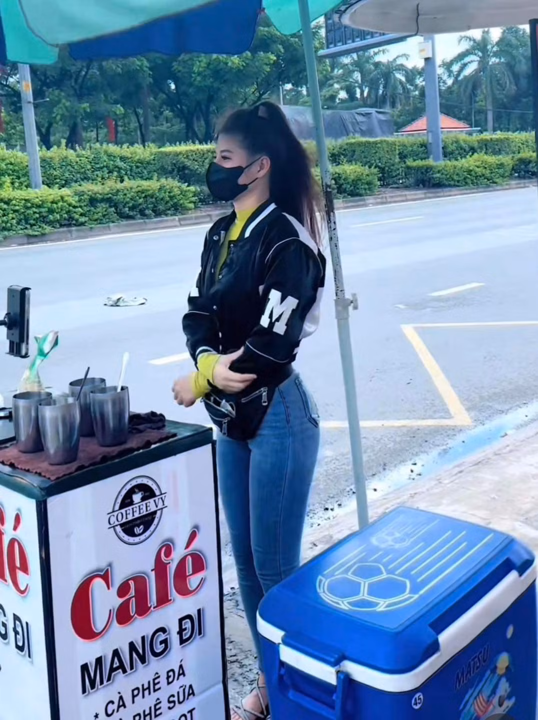 Cũng bởi vậy, đời thường cô chủ quán cafe thường xuyên trưng diện những bộ trang phục bó sát, khéo léo khoe đường cong cơ thể.