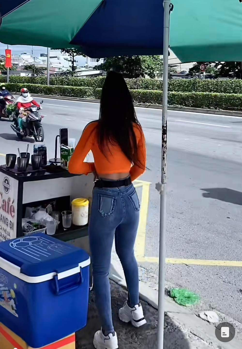 Thông qua các clip đăng tải trên Tiktok, có thể thấy nguồn công việc chính của Vy đến từ công việc bán cà phê.