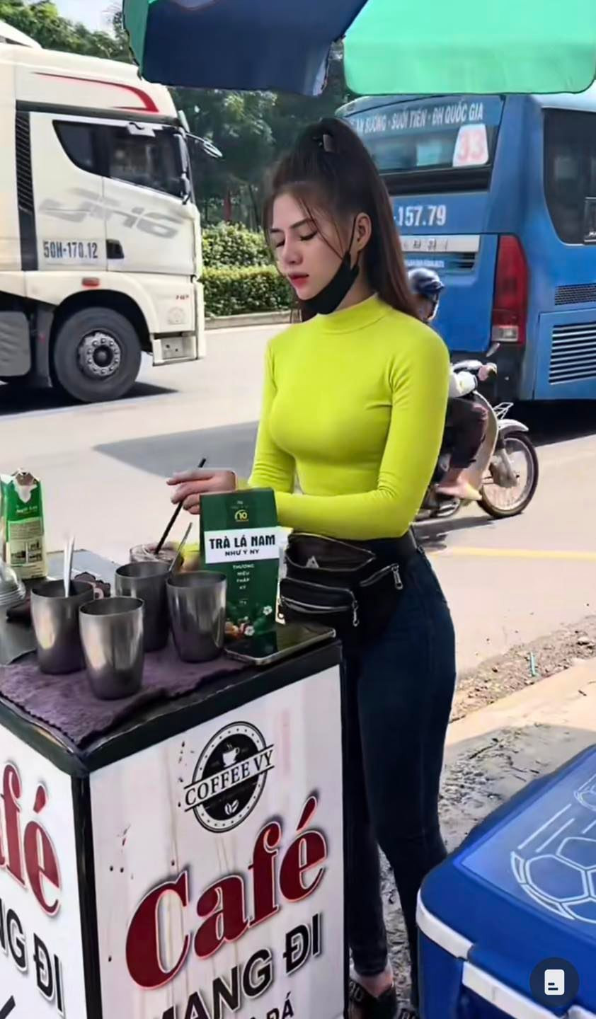 Theo tìm hiểu, nhân vật chính trong đoạn video tên Vy, quê ở huyện Đạ Tẻh (tỉnh Lâm Đồng). Hiện cô gái trẻ đang sinh sống và làm việc tại TP Hồ Chí Minh.