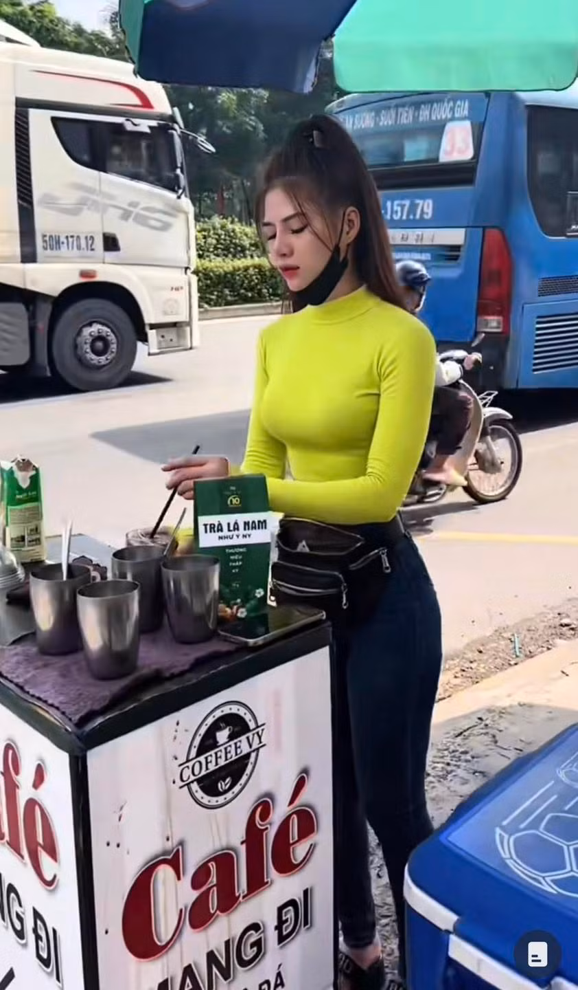 Theo tìm hiểu, nhân vật chính trong đoạn video tên Vy, quê ở huyện Đạ Tẻh (tỉnh Lâm Đồng). Hiện cô gái trẻ đang sinh sống và làm việc tại TP Hồ Chí Minh.