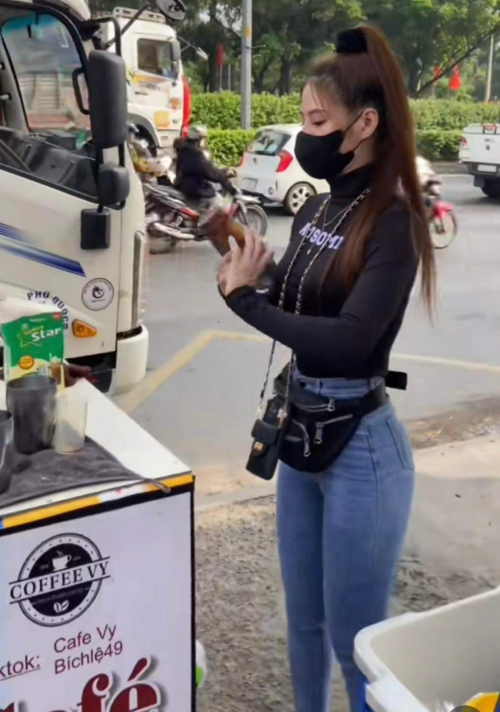 Dù công việc bán cà phê phải đứng ở lề đường khói bụi vất vả, nhưng Vy vẫn sở hữu làn da trắng mịn, vóc dáng chuẩn không thua kém các hotgirl nổi tiếng.