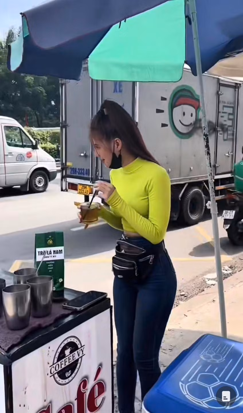 Mới đây, một số diễn đàn mạng xã hội lan truyền hình ảnh cô gái xinh đẹp bán cà phê ở vỉa hè. Với đôi mắt to tròn và thân hình cân đối, loạt ảnh khiến người xem mê mẩn, vội xin địa chỉ để ghé thăm.