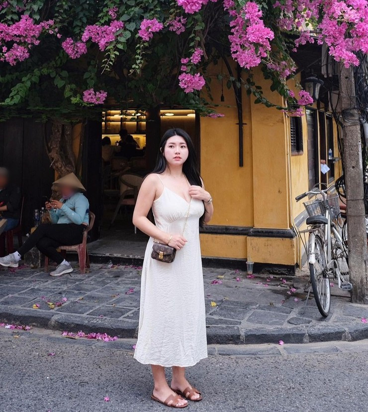 Sueanne Kang được nhận xét rằng biết cách mix&amp;match và thay đổi trang phục phù hợp để tránh nhàm chán. Các thiết kế tôn lợi thế body gợi cảm nhưng không phản cảm nhờ biết cách tiết chế các điểm cắt xẻ hay khéo léo trong việc chọn nội y.