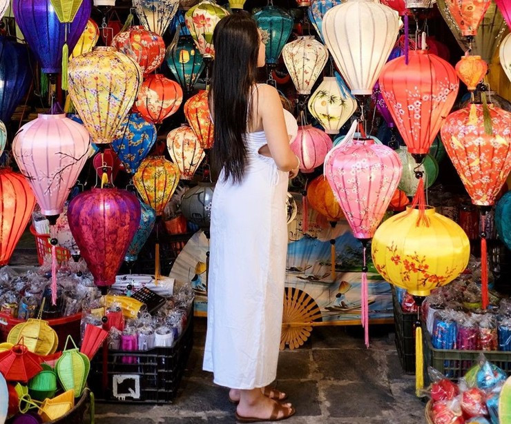 Được biết, lần này Sueanne Kang cùng bạn bè đến Đà Nẵng 4 ngày 3 đêm, lần lượt thăm quan các địa điểm nổi tiếng như sông Hoài, phố cổ Hội An, cầu Rồng,... Ở những địa điểm khác nhau, cô đều check-in, chia sẻ hình ảnh, cảm nhận lên mạng xã hội.