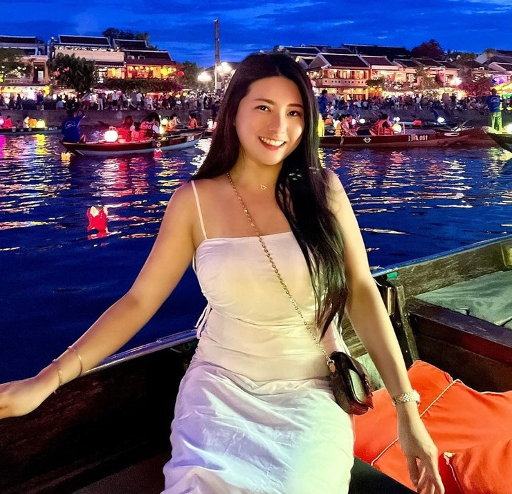 Trong lần đến Việt Nam du lịch này, các mẫu váy, áo hai dây mỏng manh là lựa chọn hàng đầu của Sueanne Kang. Thiết kế nhẹ nhàng, với tông màu trắng chủ đạo vừa giúp tôn nét đẹp hình thể quyến rũ, nhưng vẫn giữ được vẻ dịu dàng, nền nã của cô.